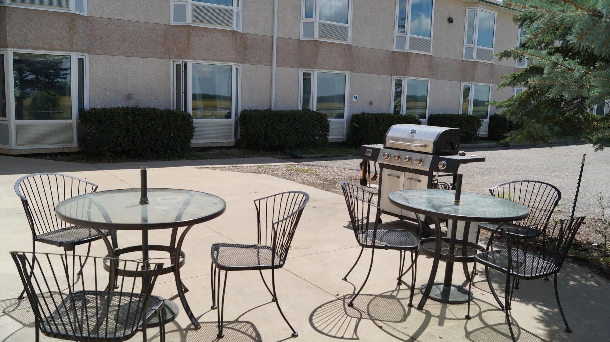 Bay Hill Inns & Suites Neepawa Eksteriør billede